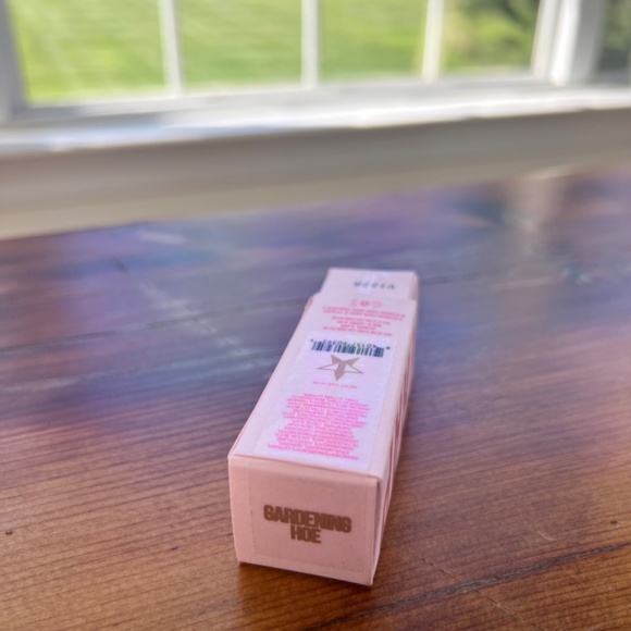 New in Box Jeffree Star‎ Velvet Trap Lipstick in Gardening Hxe Muted Yellow Nude - Picture 9 of 9